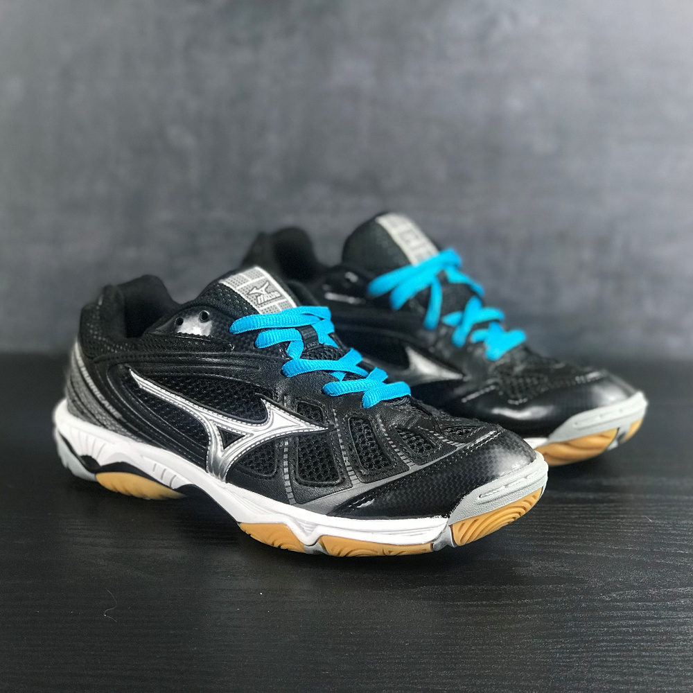 Woman's Mizuno Hurricane Sneakers Size 6